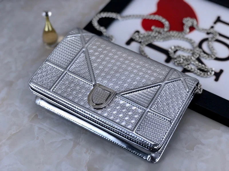 Luxury Christian Dior crossbody bags with a chain - link strapChristian Dior Bags - 4663