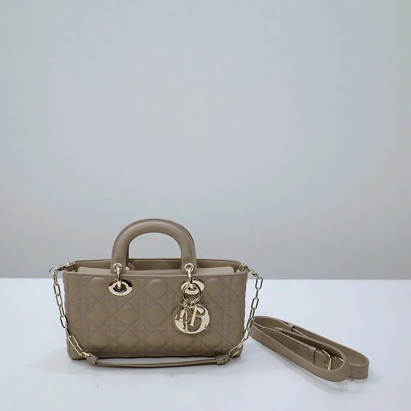 Christian Dior handbags with a removable shoulder strap for versatilityChristian Dior Bags - 5242